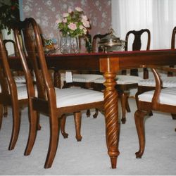 Dining Room Table & Chairs