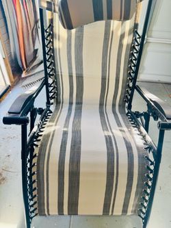 Zero gravity full reclining/ lounge beach chair