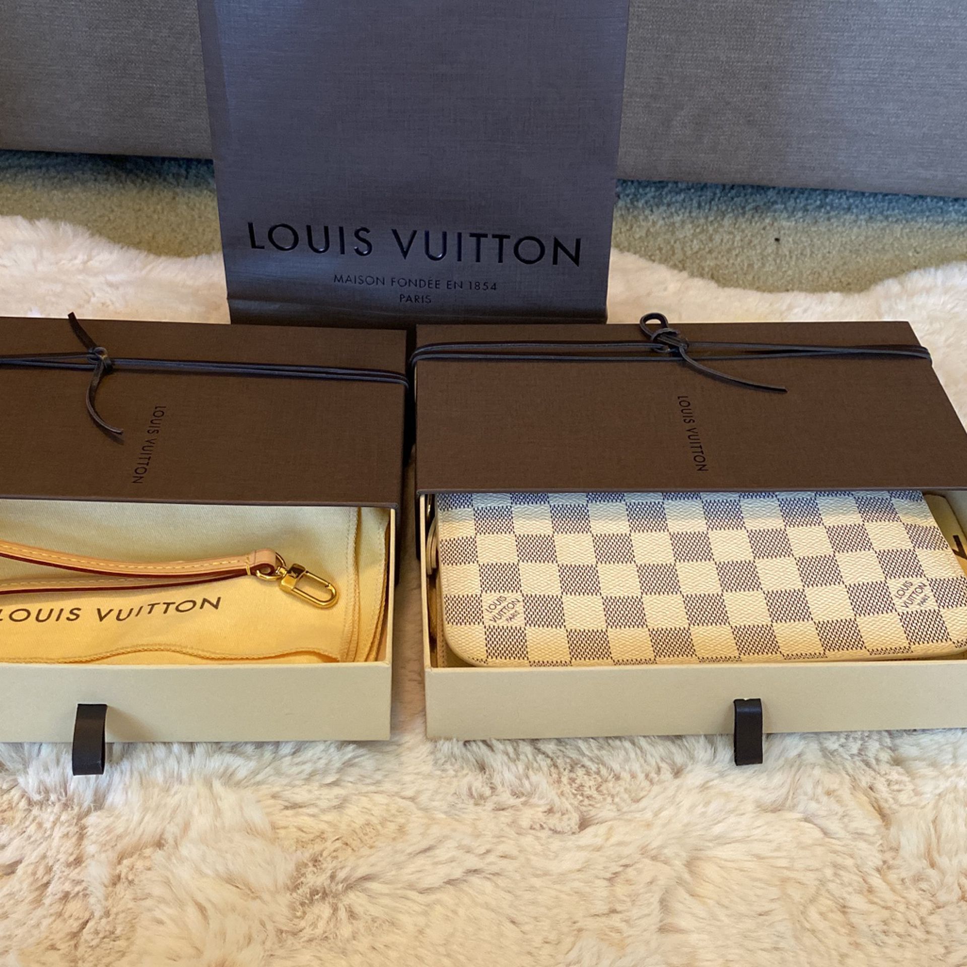 Louis Vuitton Crème/White Damier Wallet for Sale in San Diego, CA - OfferUp