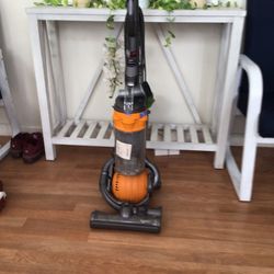 Dyson vacuum works excellent very good condition
