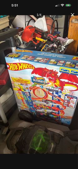 New in Box Hot wheels Ultimate garage