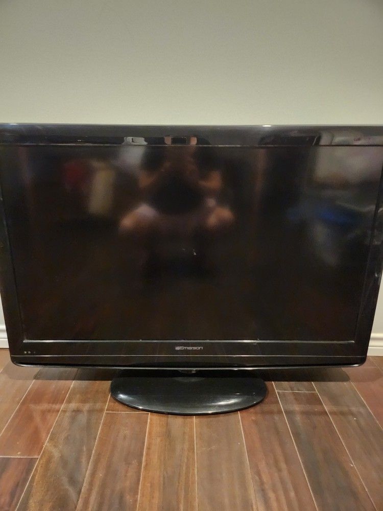 Emerson TV 47 / Wall Mount