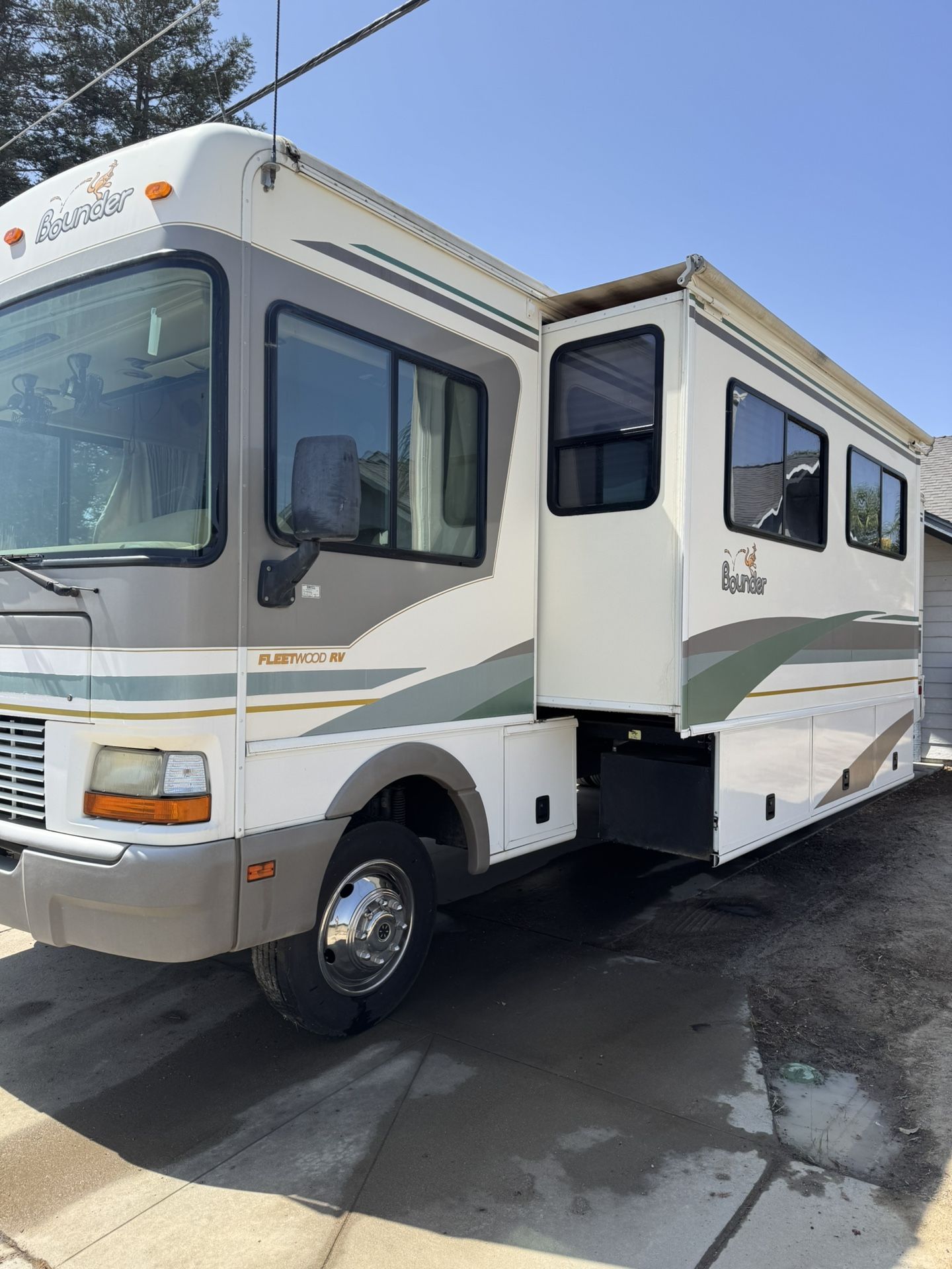 Fleetwood Bounder Motorhome 31 W