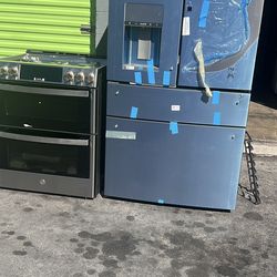 Refrigerador  and  stove  profile Ge   Stainless  is new never used  $3199.00