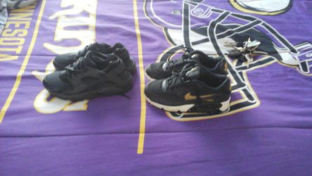 Boys youth nike shoes all black size 5y black gold an white size 4y