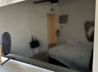 58 inch tv Hisense Roku with controller