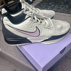 Mens Nike Basketball Shoes - Size 9