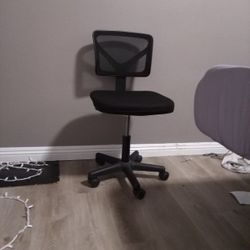 BLACK LIGHT WEIGHT COMPUTER CHAIR!! GREAT CONDITION!!