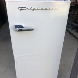 Frigidaire Compact Refrigerator 3.2cu.ft