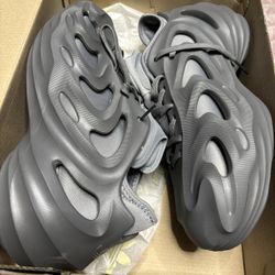 Boys Adida Foams Size  6 1/2