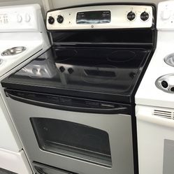 GE 4 Burner Glsss Top Black And Stainless Steel Range. 1 year Warranty 