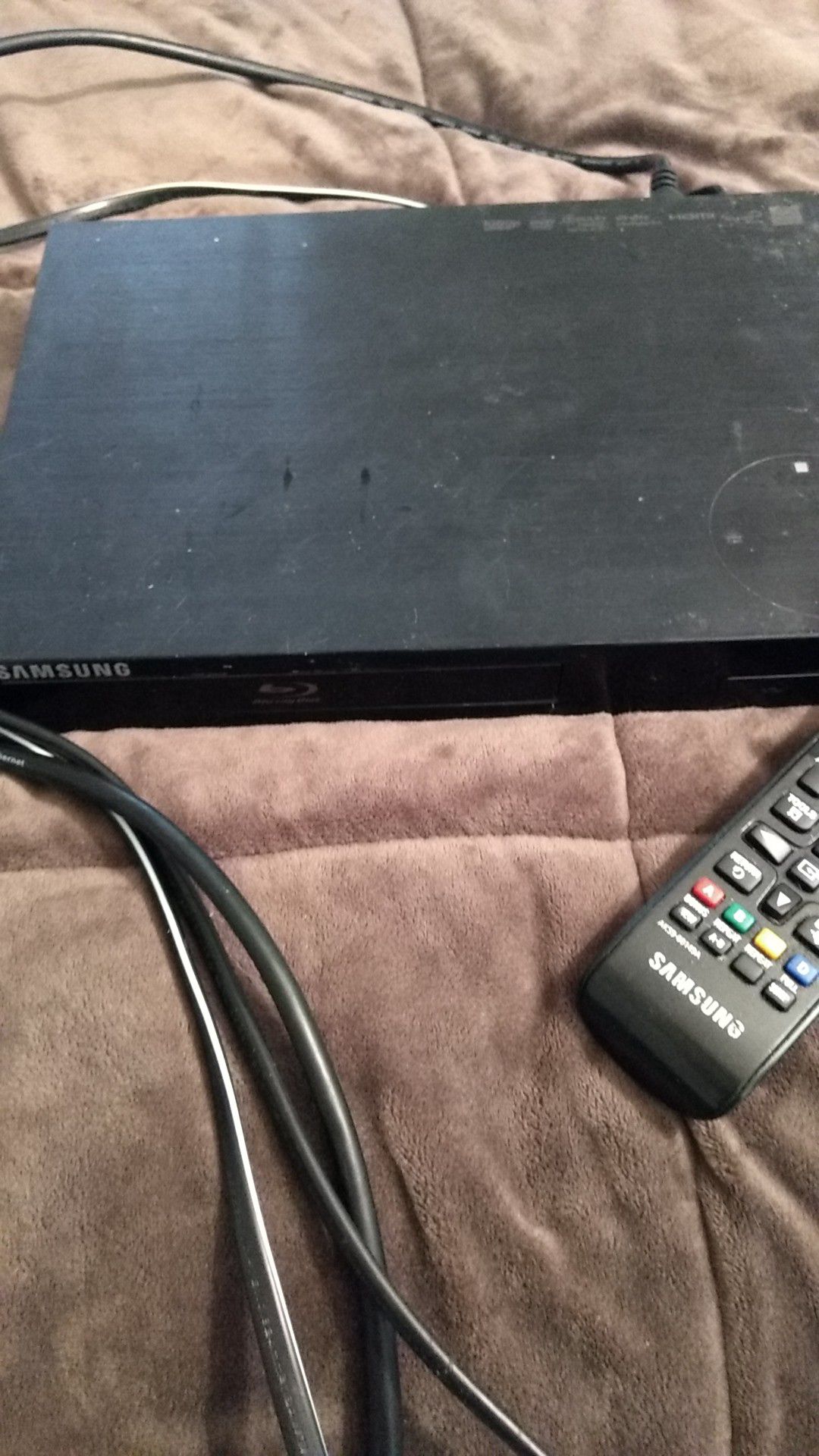 Samsung DVD player with remote and HDMI cable