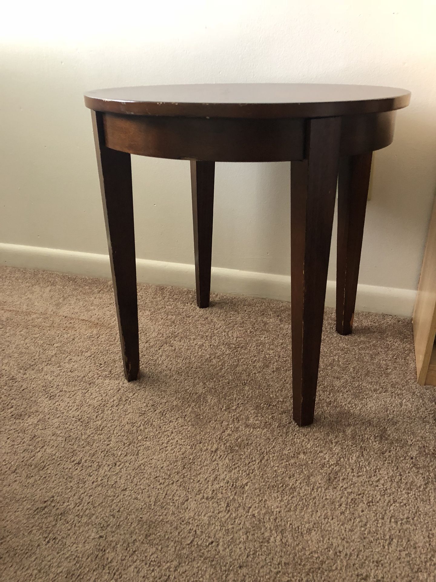 Wooden side table. Round.