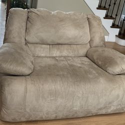 Used Ashley Sofa Set With Recliner 
