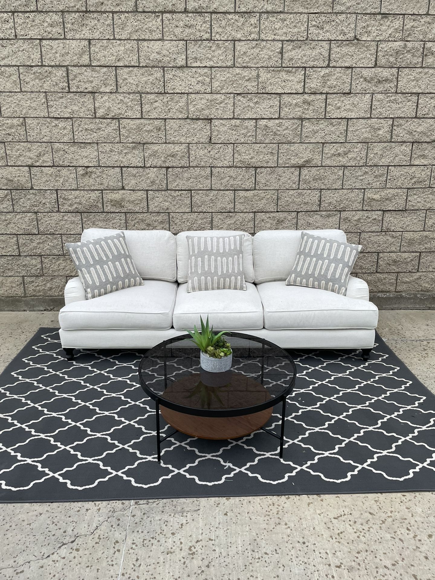 *Free Delivery* Modern Couch Sofa 3 Seater