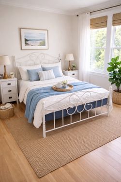 🛏️ White Queen Bed Frame – Elegant Metal Design (Like New!)