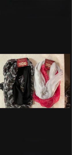 CA. 4 FADED GLORY INFINITY SCARVES.