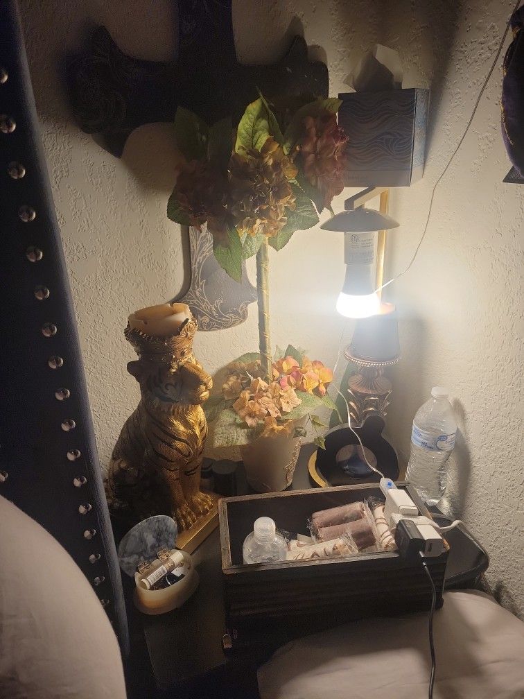 Pretty  Flower Decor W Vase Fake 