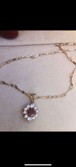 Gorgeous vintage estate sell gold Diamond and Garnet flower Pendant necklace