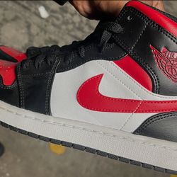 Nike Air Jordan 1 Mid Bred Toe