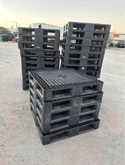 37 x 37 plastic pallet