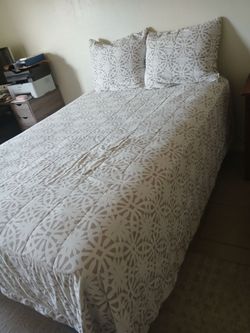 Mattress  queen Beauty rRest plush brand new