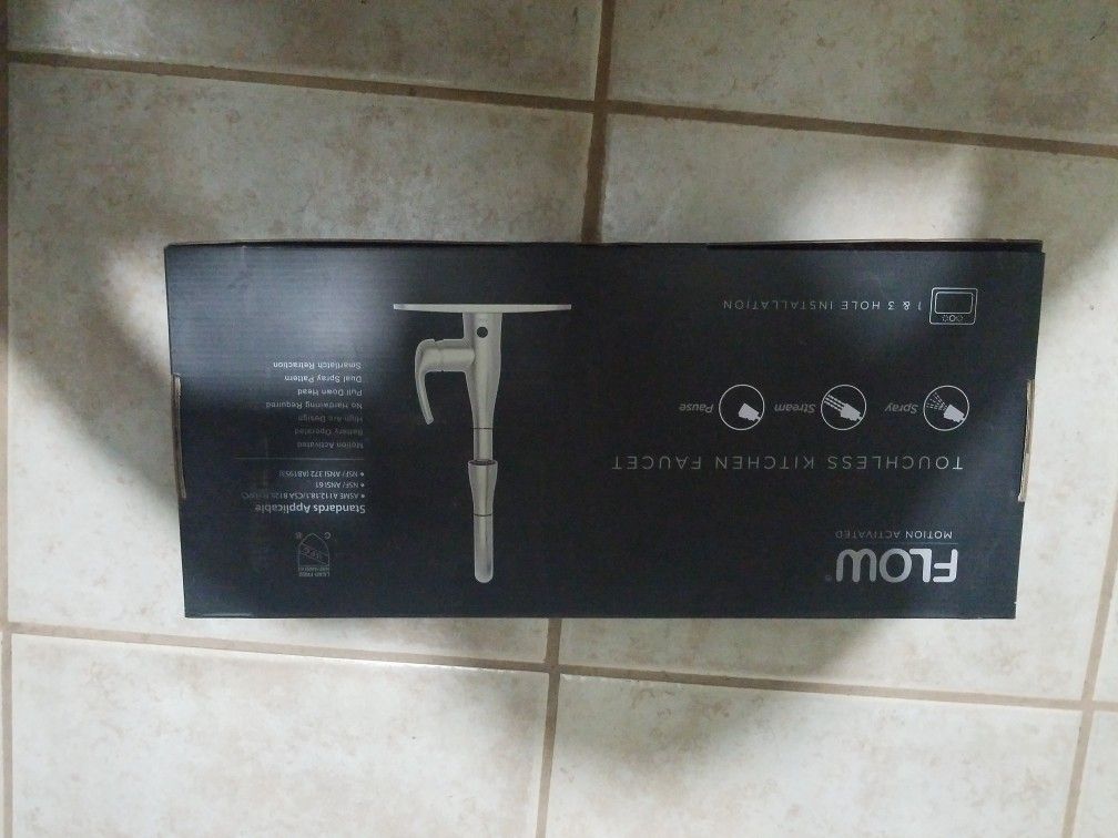 FLOW TOUCHLESS KITCHEN FAUCET