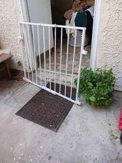 Safety gate for child or pet