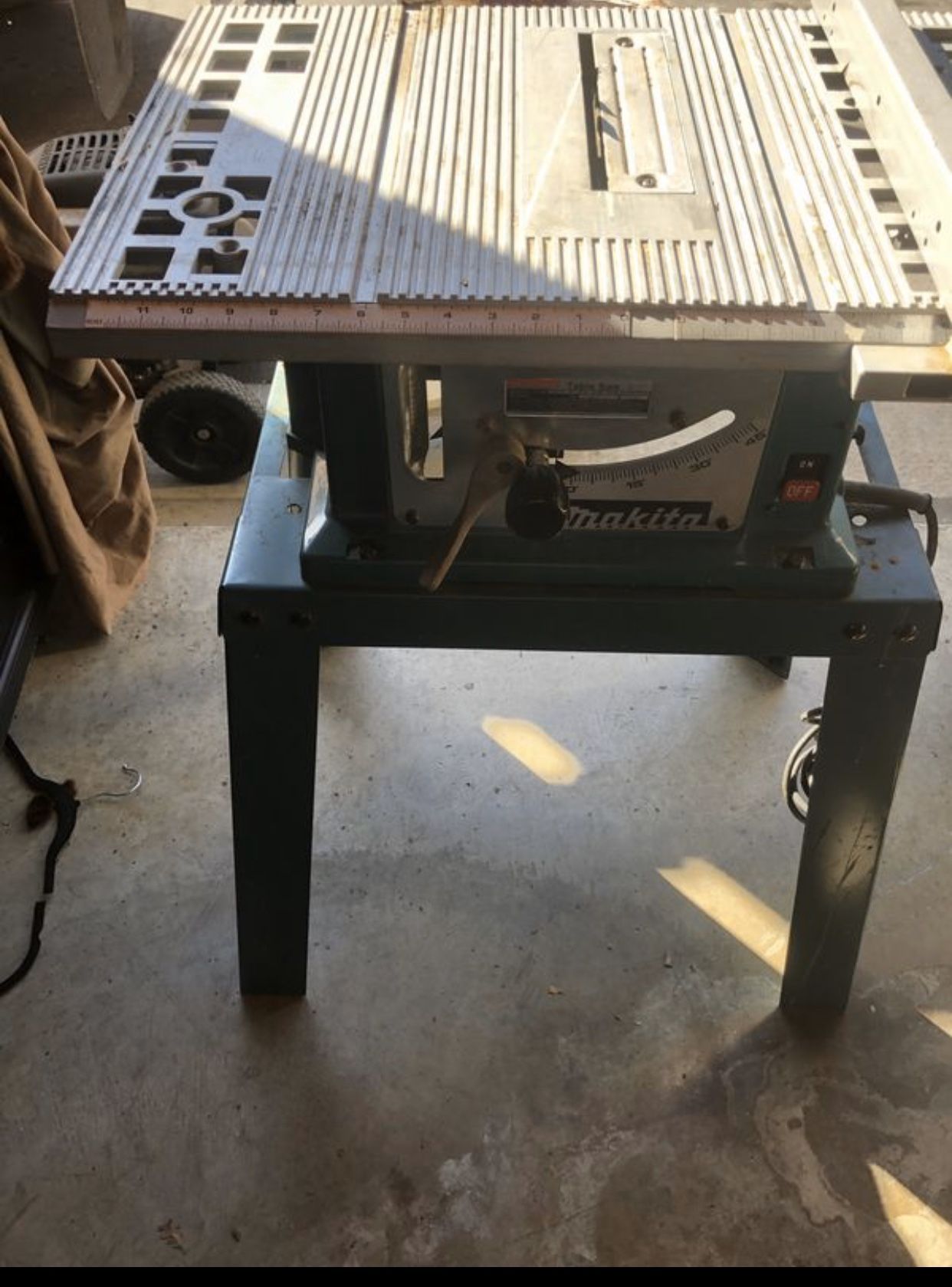 Makita 2708 table saw with stand