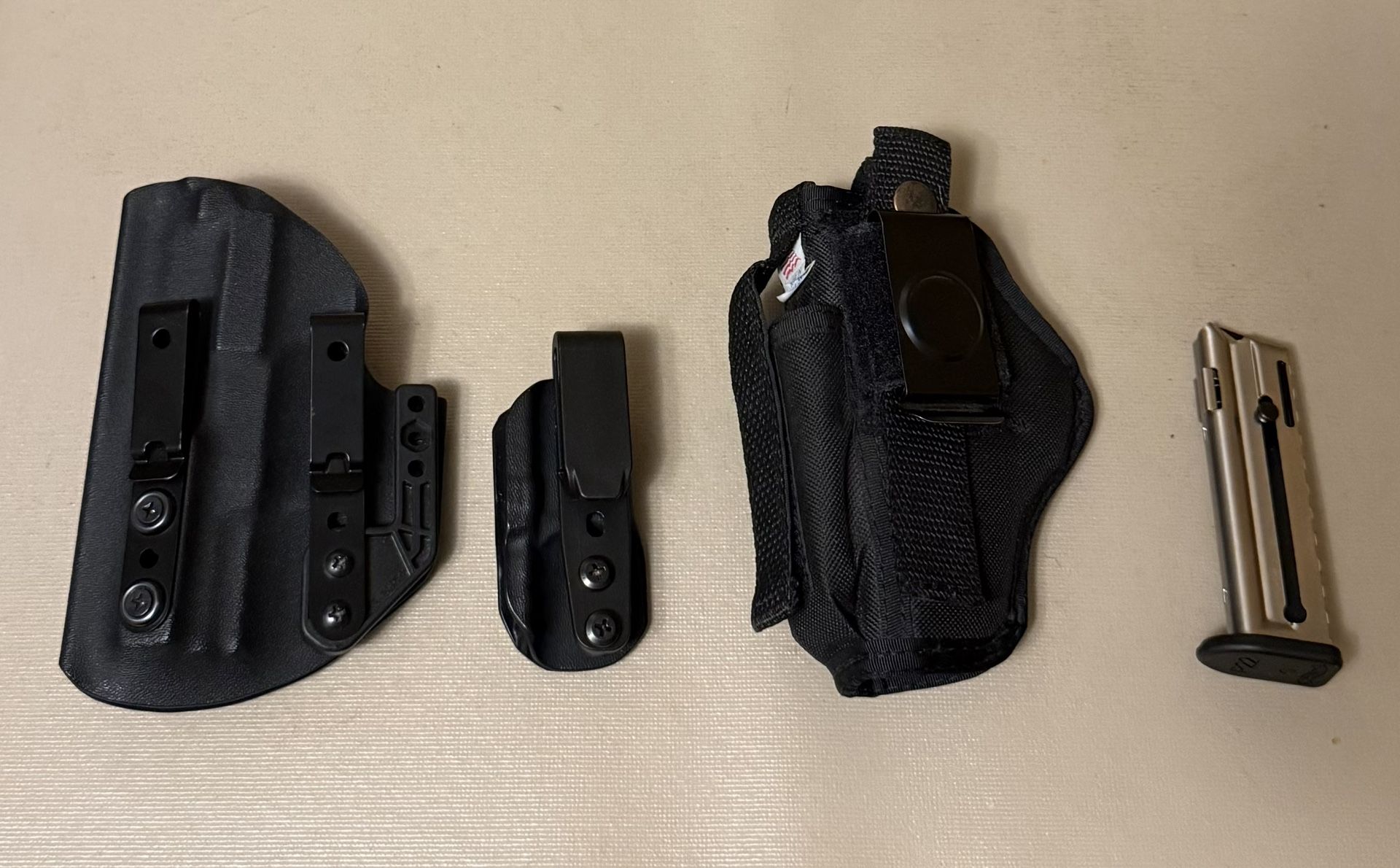 Walther P22> 3 Holsters & 1 Magazine