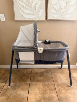 Baby bassinet w/sound machine