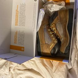 Size 5 1/2 and these are timberlands And I Don’t Know How Many Times They’ve Been Worn But They Little Dirty So I Will Give Y’all A Little Price