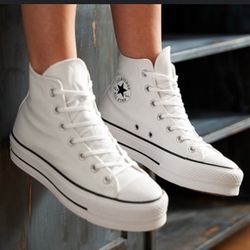Women’s Women's Chuck Taylor All Star Hi Lift Platform Sneaker Size 5.5