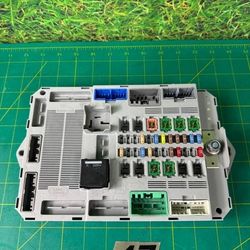 2012-2015 JAGUAR XF BCM BODY CONTROL FUSE RELAY JUNCTION BOX CX2314D628AE OEM