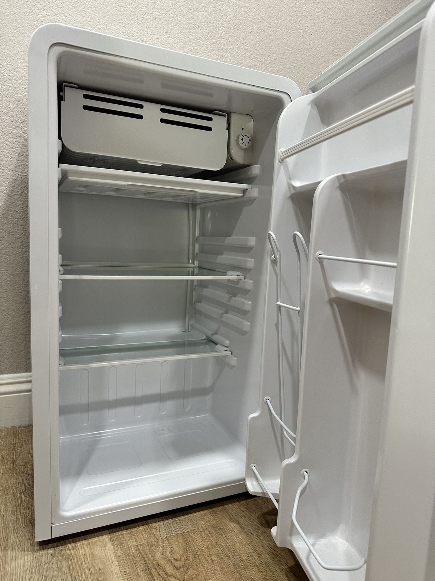Frigidaire mini fridge for Sale in Santa Clarita, CA OfferUp