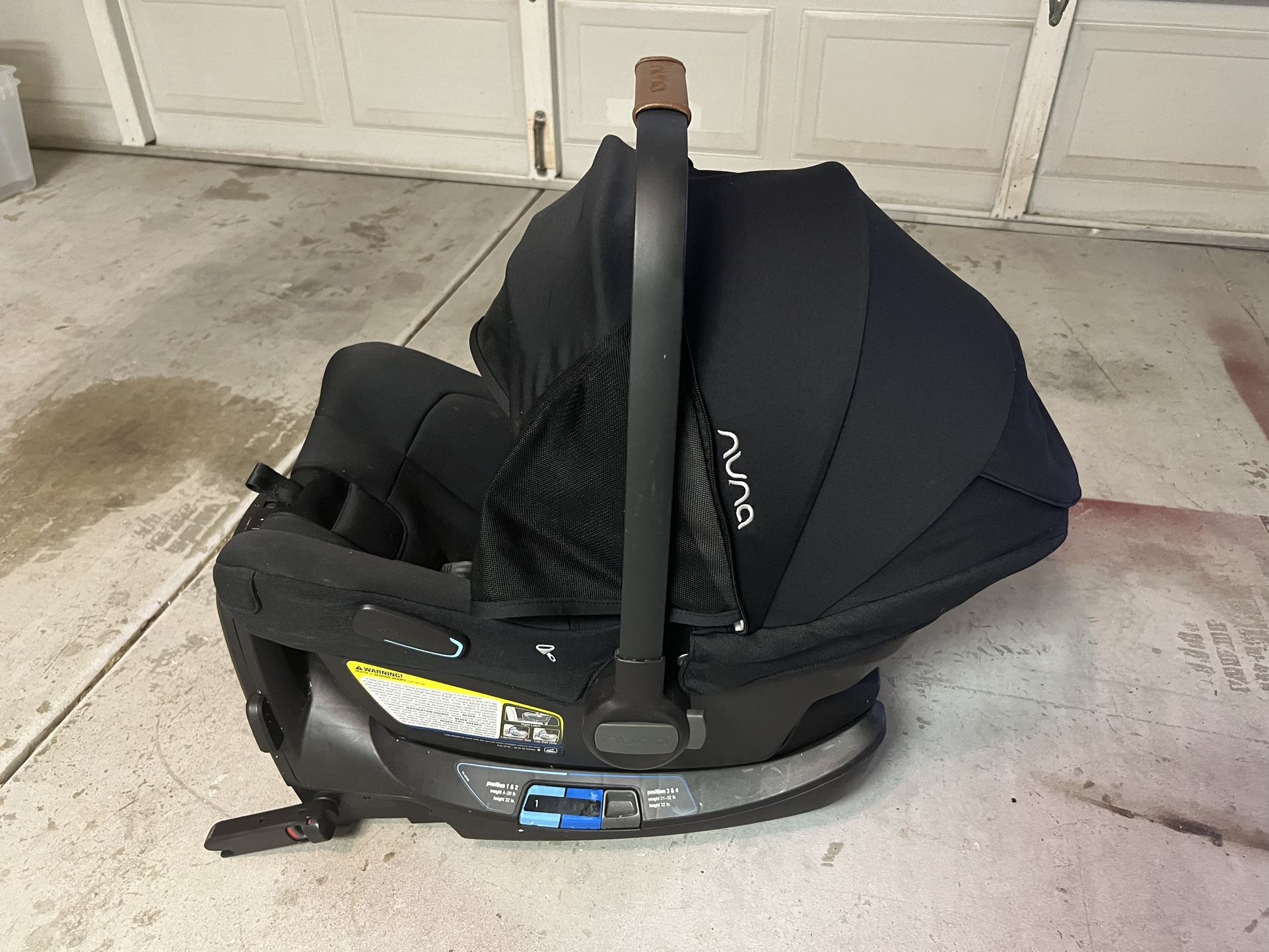 Nuna baby carrier Car