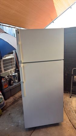 White Top-Freezer Refrigerator