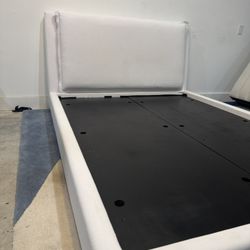 Restoration Hardware Sloane Queen Bed And Mattress 