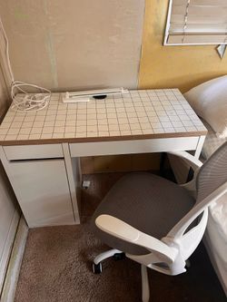 Cute Modern white desk in like-new condition!