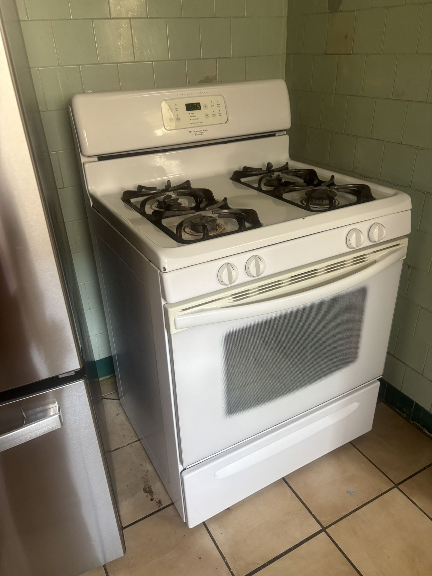 Frigidaire Gallery Series 30” Gas Range & Oven – $150 (Firm)