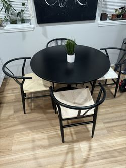 Round Dining Table 