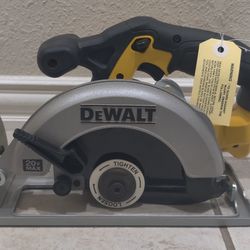 DEWALT NO BATTERY 20V 6-1/2 in. Cordless Circular Saw - New