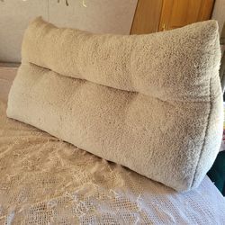 Wedge bed pillow