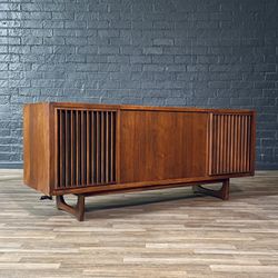 Mid-Century Walnut RCA Victor Victrola Console w/ Turntable & Radio, c.1960's - Delivery Available 