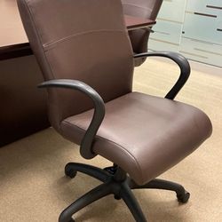 🪑 Brown Leather Executive Chair – Good Condition
