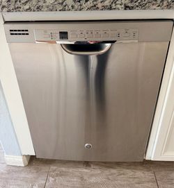 GE 24-in Front Control Built-in Dishwasher