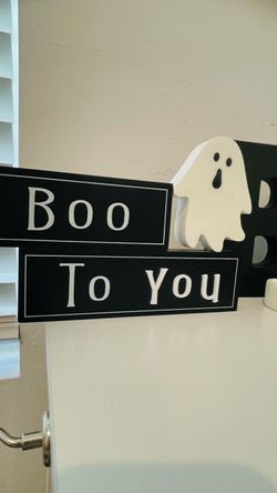 Halloween BOO sign