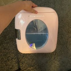 Mini fridge 