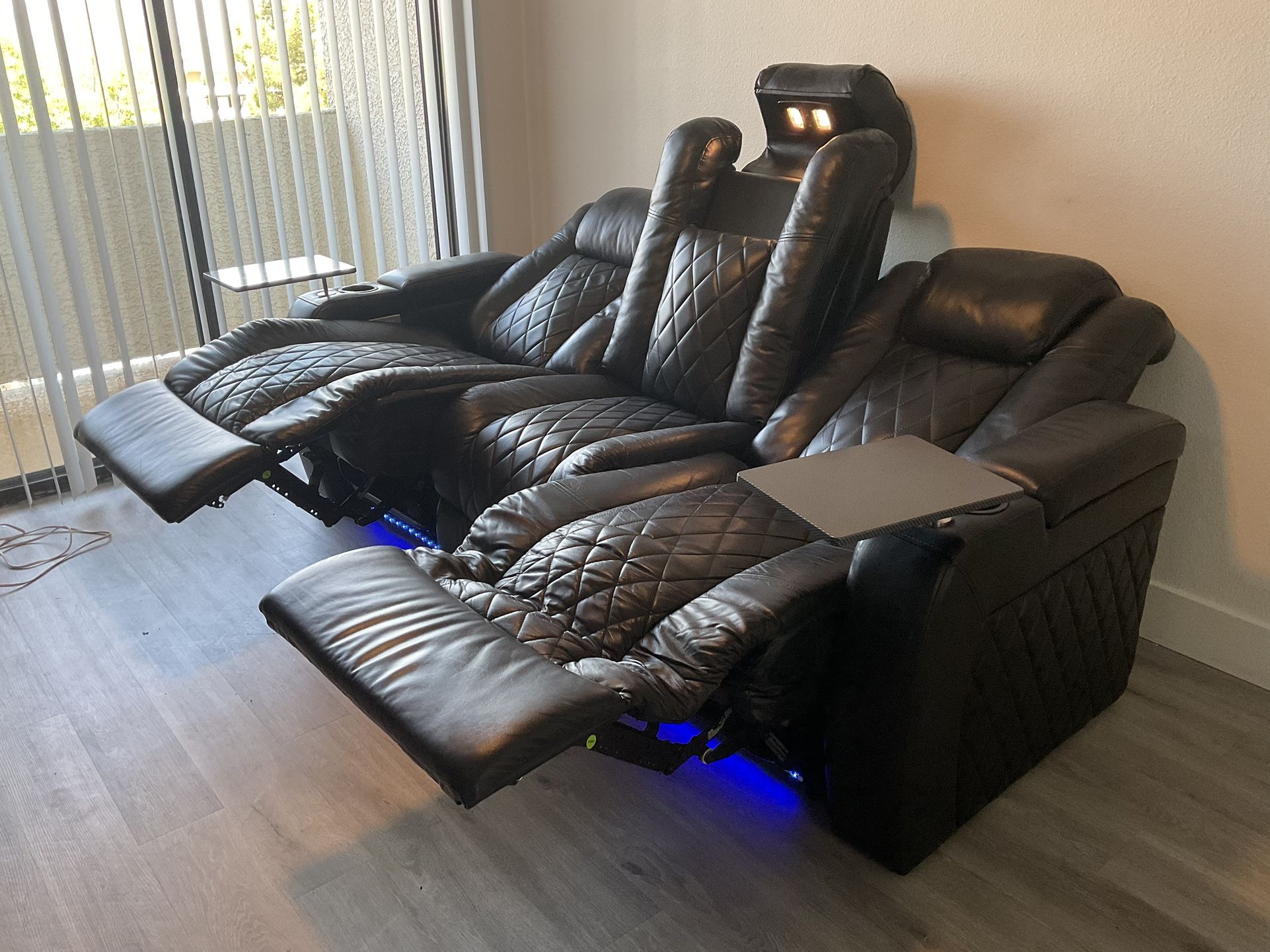 LUXURIOUS ITALIAN LEATHER THEATRE COUCH !! 