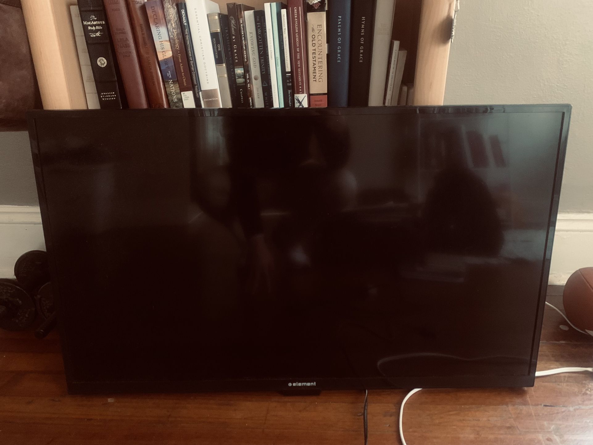 40’’ TV, HDMI Plug In. Not a smart TV. 